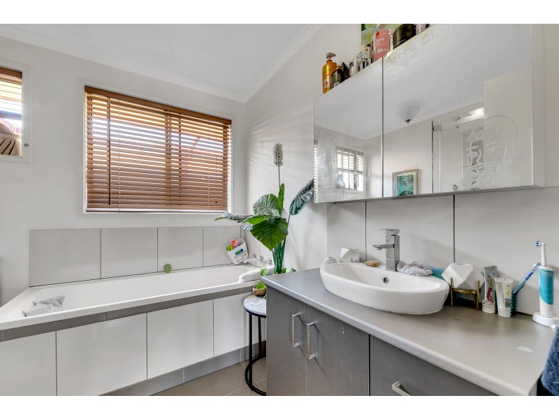 34 WHITSUNDAY DR, Hoppers Crossing VIC 3029