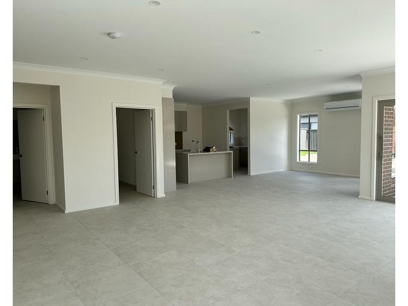 28 Hammer smith way, Cranbourne VIC 3977