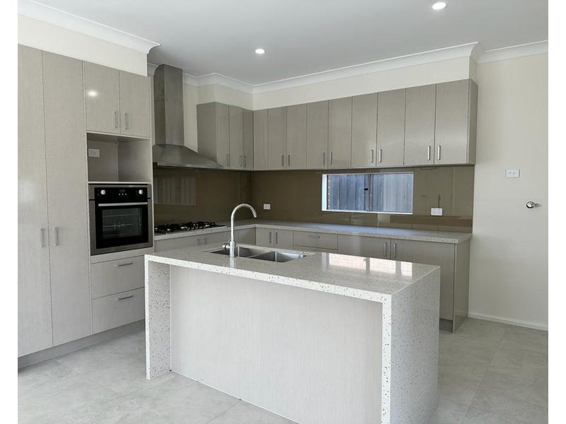 28 Hammer smith way, Cranbourne VIC 3977