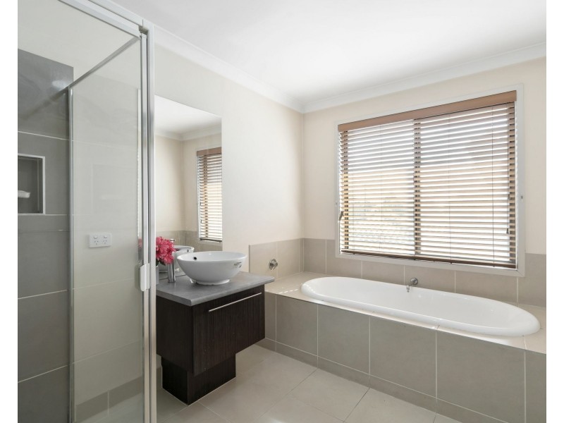 28 Ashcroft Ave, Williams Landing VIC 3027