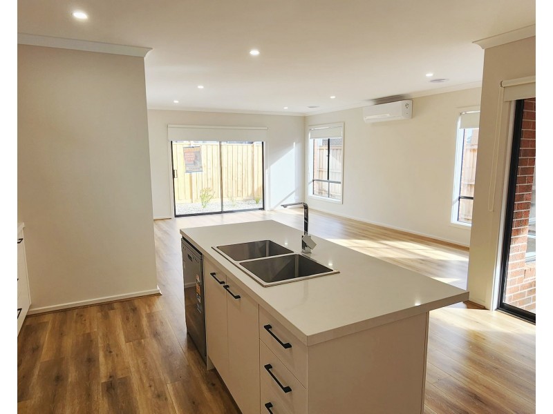 11 Pawling St, Rockbank VIC 3335