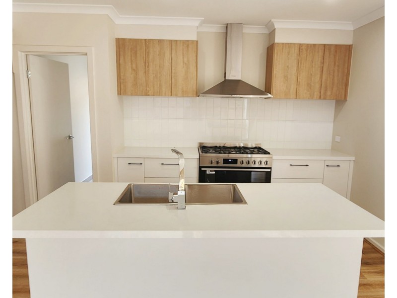 11 Pawling St, Rockbank VIC 3335