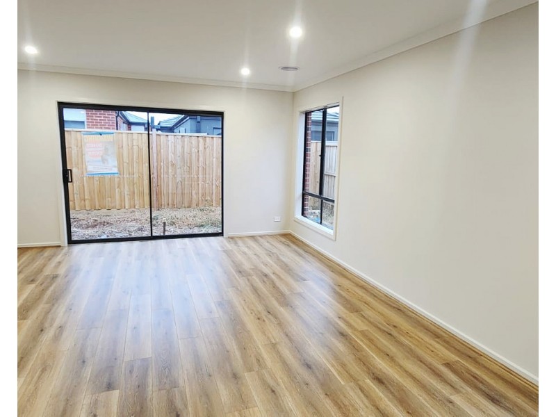 11 Pawling St, Rockbank VIC 3335