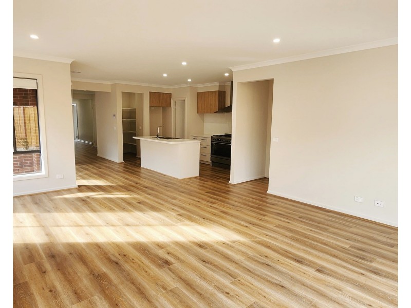 11 Pawling St, Rockbank VIC 3335