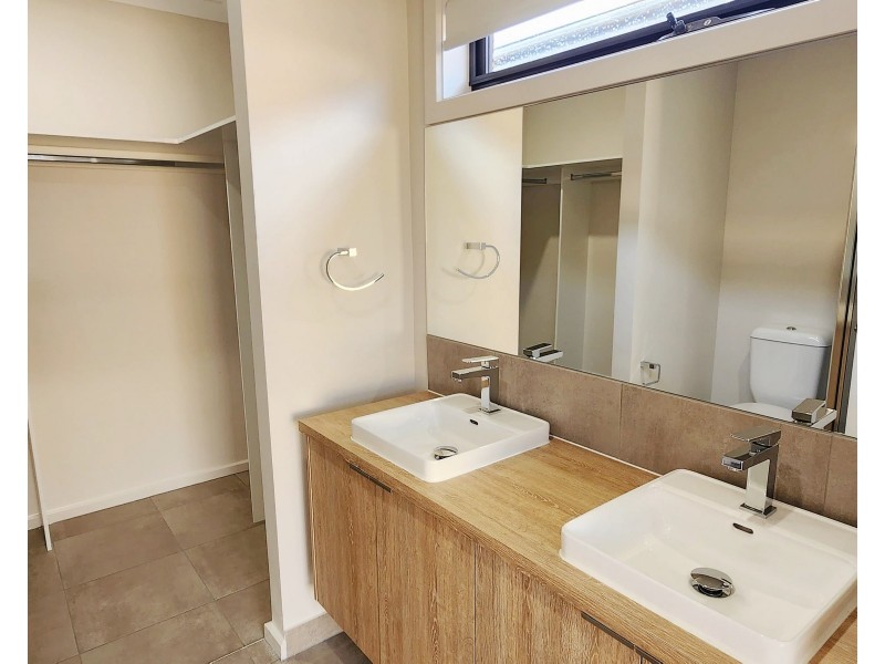 11 Pawling St, Rockbank VIC 3335