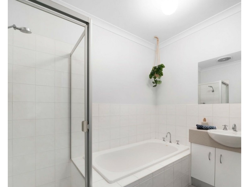 Unit 2/14 Mickleton Gr, Point Cook VIC 3030