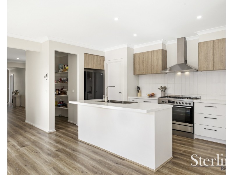 11 Pawling St, Rockbank VIC 3335