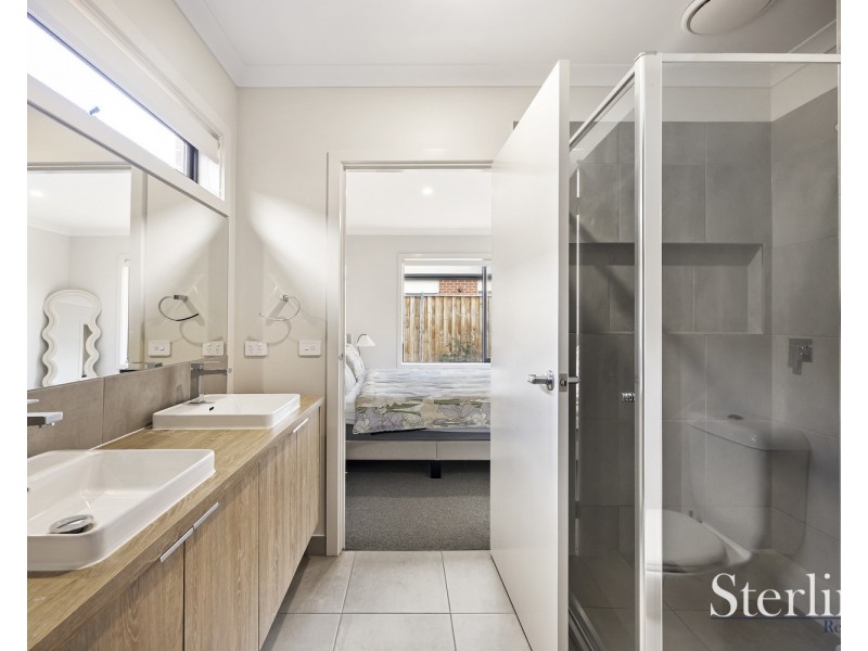 11 Pawling St, Rockbank VIC 3335