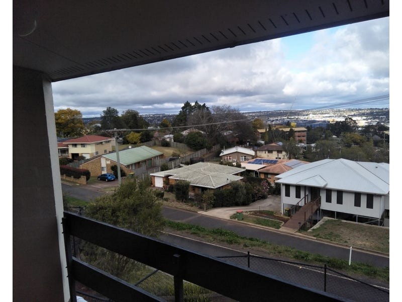 21/2 Benjamin Street, Mount Lofty QLD 4350
