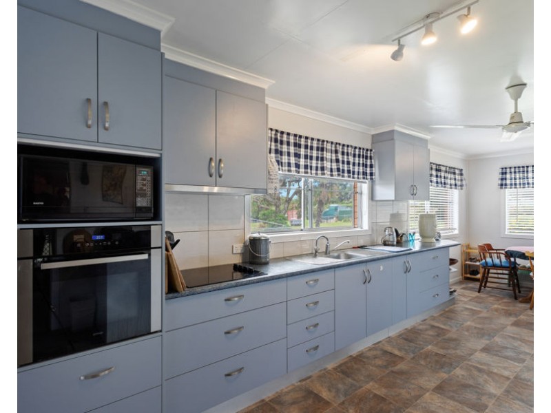 16 Albert Street, Crows Nest QLD 4355