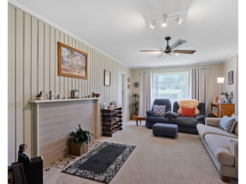 16 Albert Street, Crows Nest QLD 4355