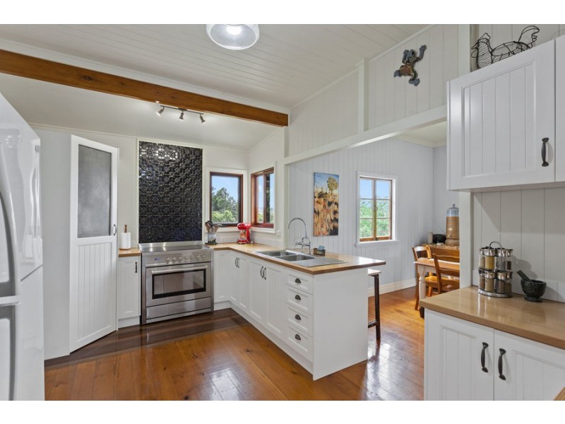 536 Ravensbourne Dip Rd, Ravensbourne QLD 4352