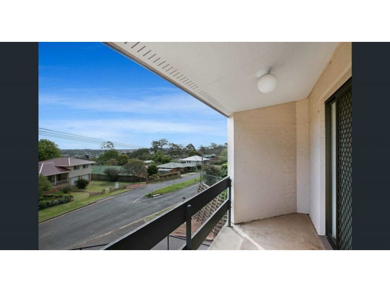 4/2 Benjamin Street, Mount Lofty QLD 4350