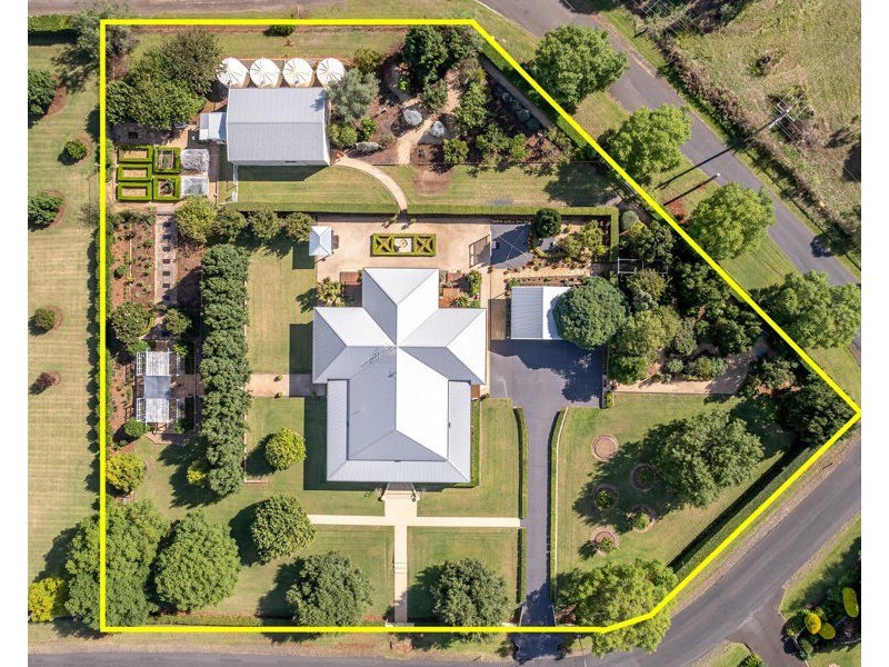 1 Bogong Court, Cabarlah QLD 4352