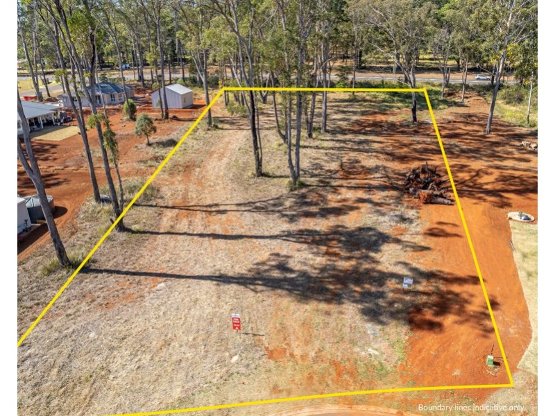 8 Canterbury Place, Hampton QLD 4352