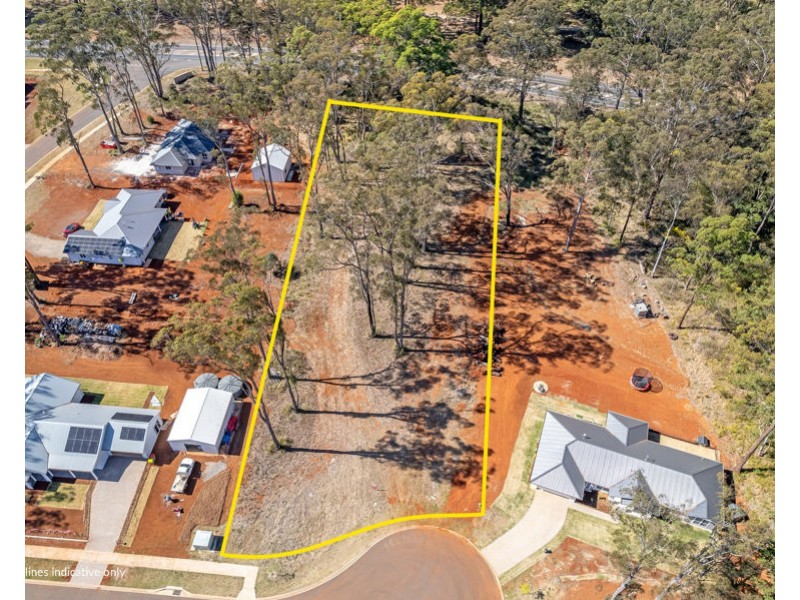 8 Canterbury Place, Hampton QLD 4352