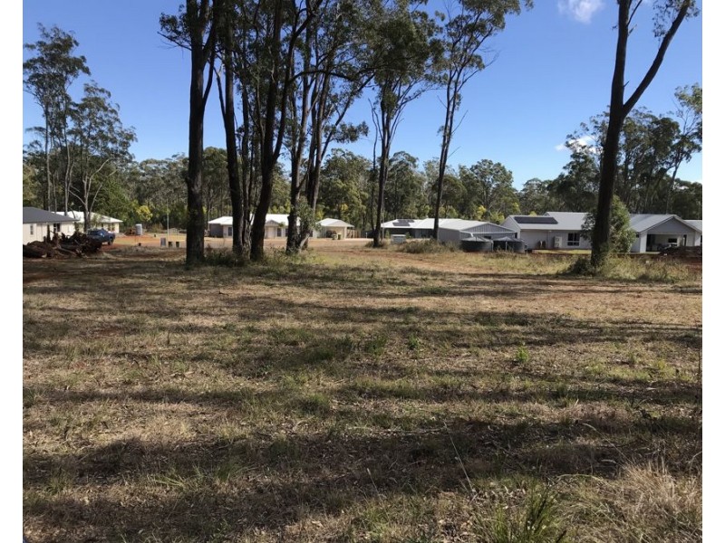 8 Canterbury Place, Hampton QLD 4352