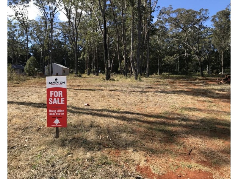 8 Canterbury Place, Hampton QLD 4352