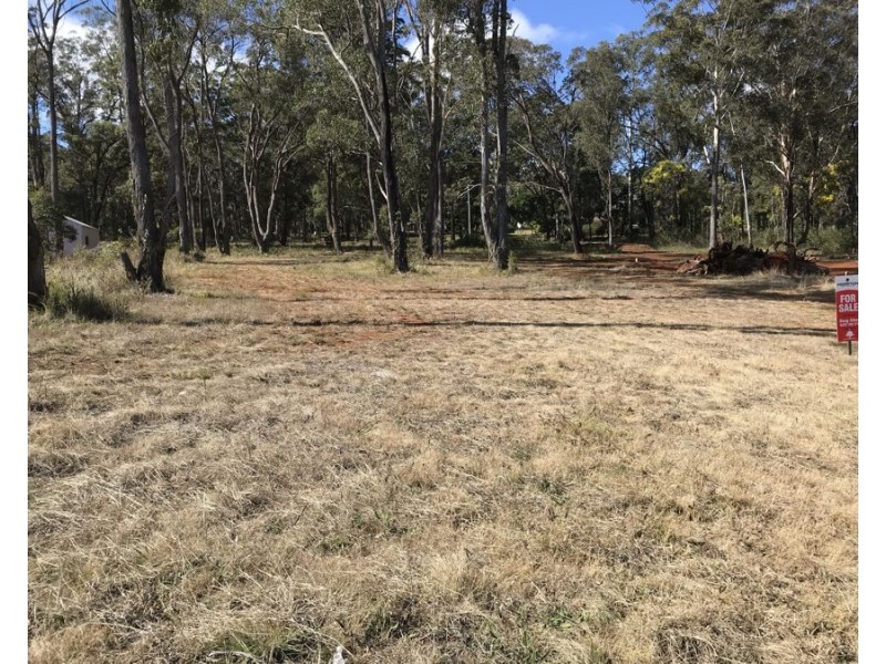 8 Canterbury Place, Hampton QLD 4352