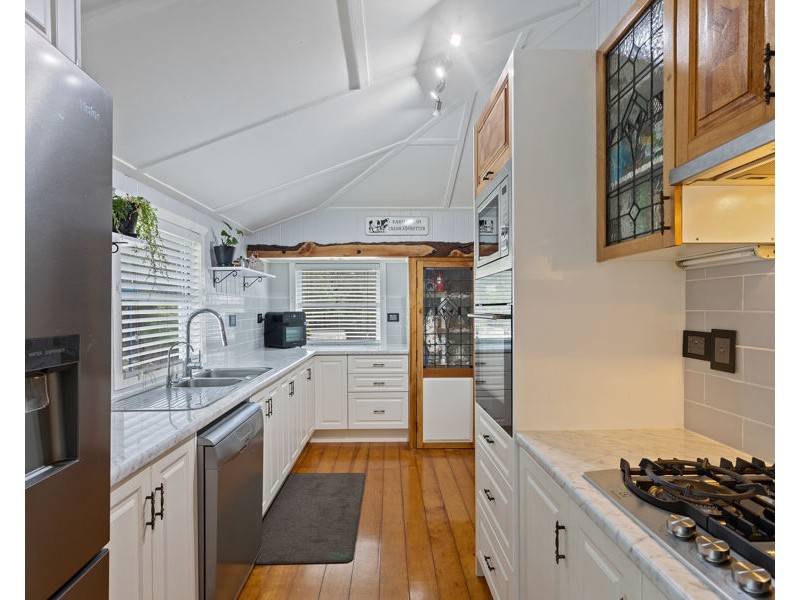 15 Pinnell Road, Crows Nest QLD 4355