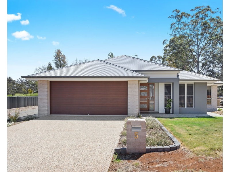 5 Canterbury Place, Hampton QLD 4352