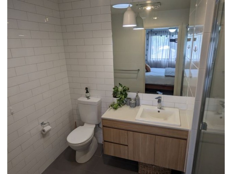 Unit 8 223A Mackenzie Street, Centenary Heights QLD 4350