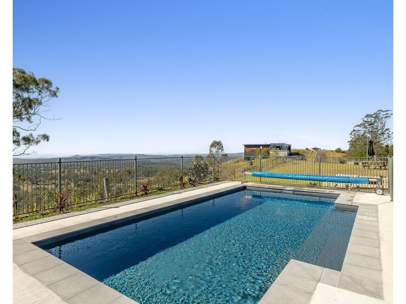 1 Hampton View Court, Hampton QLD 4352