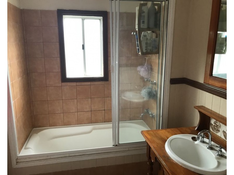 4 William Street, Crows Nest QLD 4355