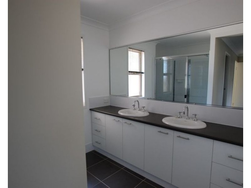 11 Trevean Drive, Kleinton QLD 4352