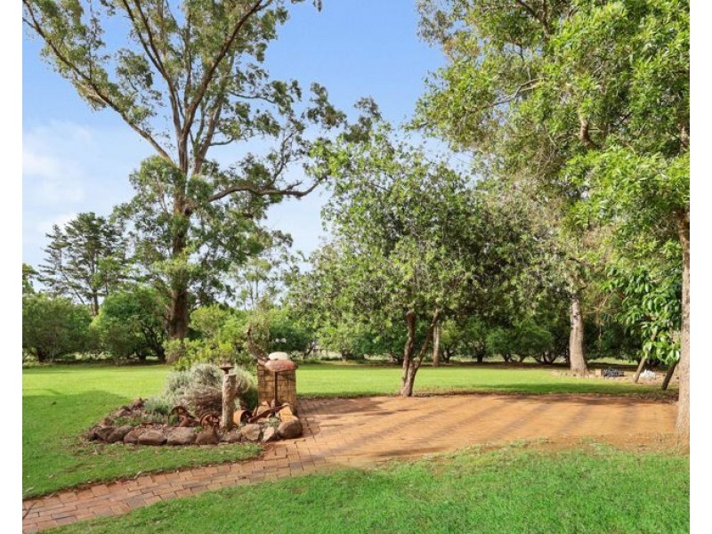 131 Brennan Road, Hampton QLD 4352