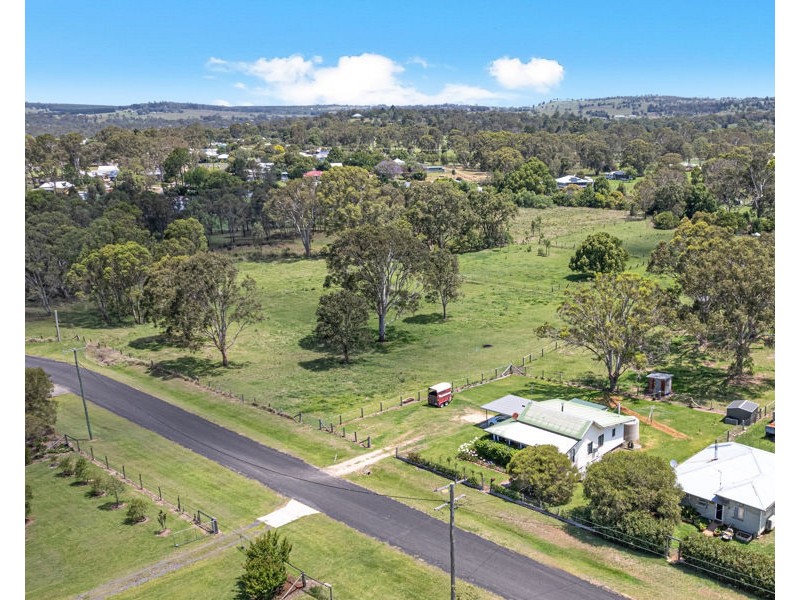 13 Devoncourt Road, Crows Nest QLD 4355