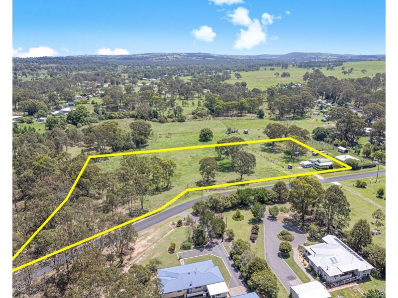 13 Devoncourt Road, Crows Nest QLD 4355