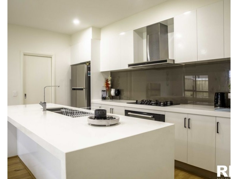 22 Leafspring Rd, Donnybrook VIC 3064