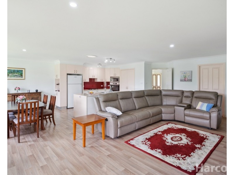 6 Hillview Drive, Yarravel NSW 2440