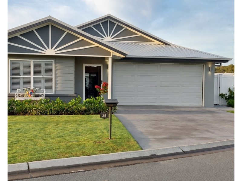38 Oakmont Drive, South West Rocks NSW 2431