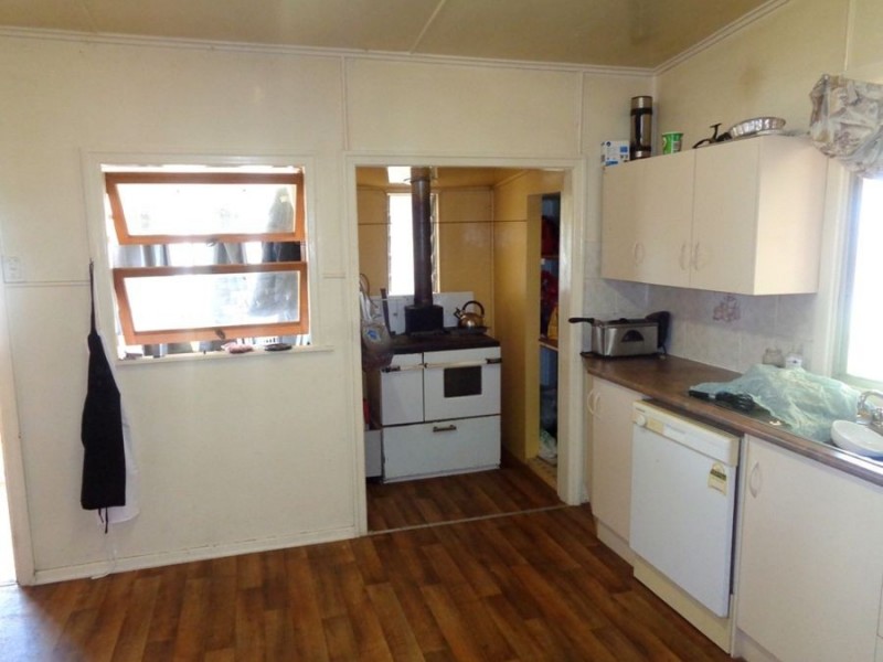 10 Forrest Street, Drillham QLD 4424