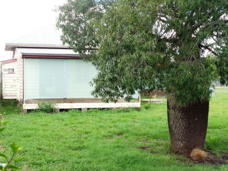 8 Killarney Street, Dulacca QLD 4425