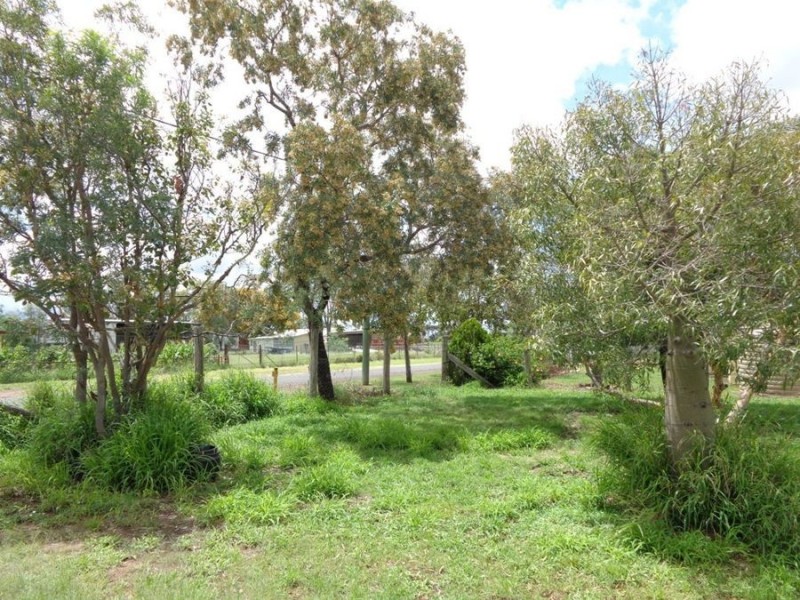 8 Killarney Street, Dulacca QLD 4425