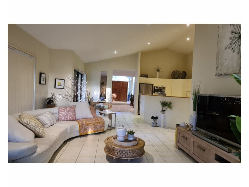 42 Wattlebird Drive, Twin Waters QLD 4564