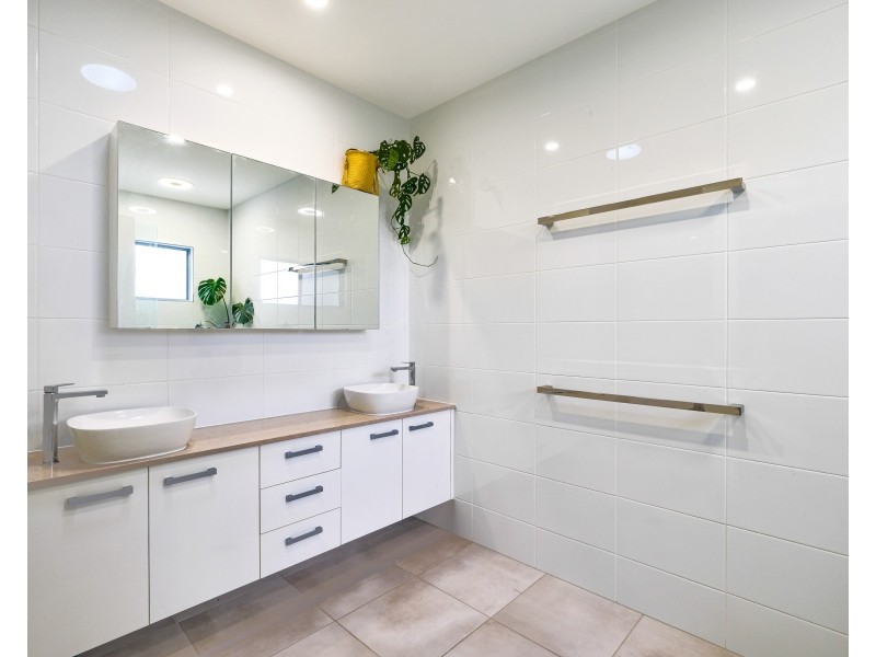 2/1A Regatta Boulevard, Wurtulla QLD 4575