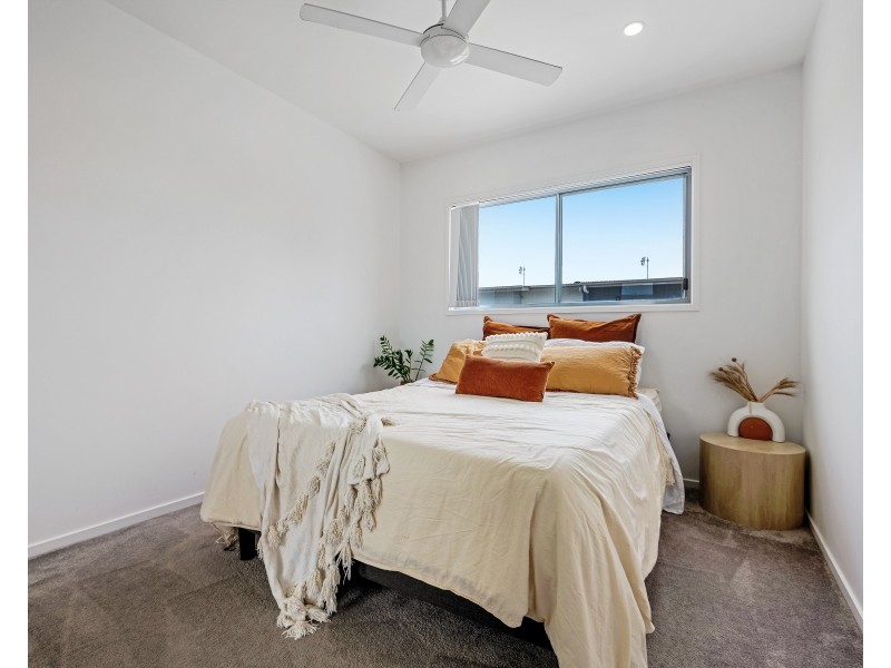 2/1A Regatta Boulevard, Wurtulla QLD 4575