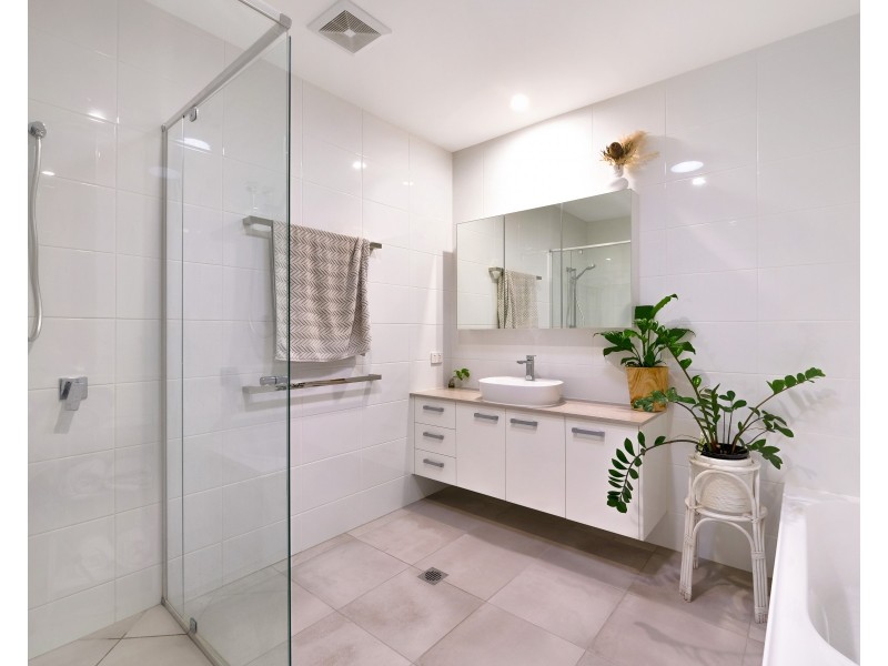 2/1A Regatta Boulevard, Wurtulla QLD 4575