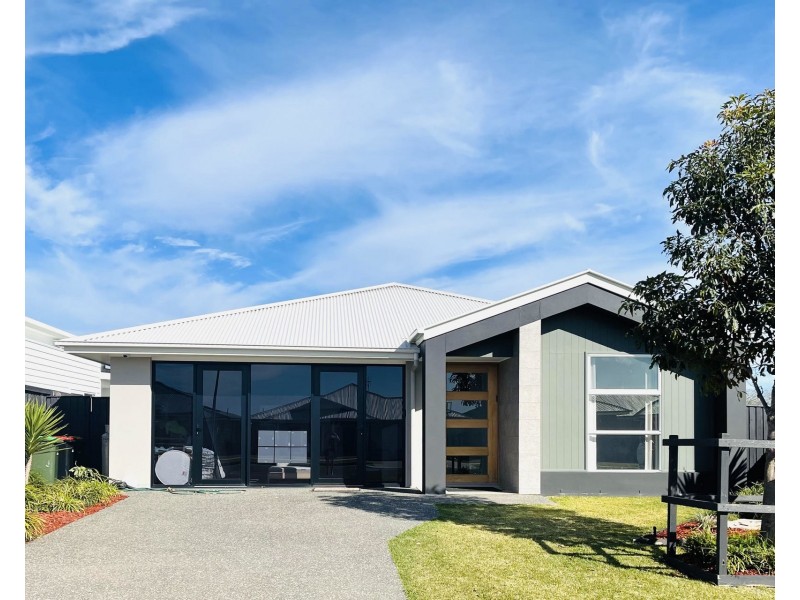 8 Seaside Drive, Lake Cathie NSW 2445