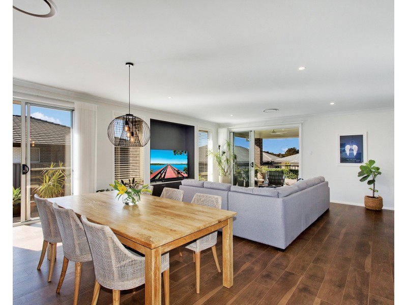 7 Seaside Drive, Lake Cathie NSW 2445