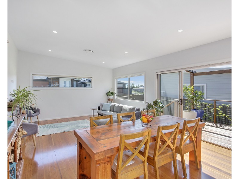 12 Tobago Parade, Lake Cathie NSW 2445