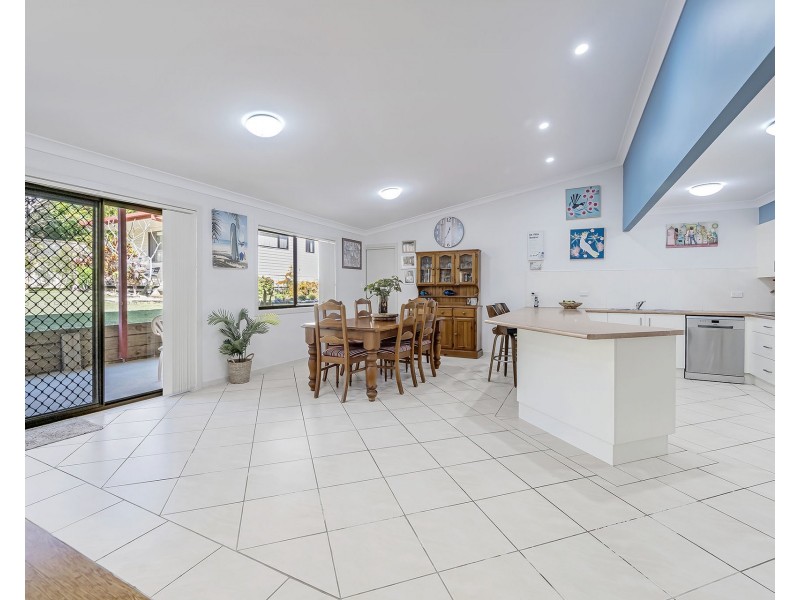 42 Tallong Drive, Lake Cathie NSW 2445