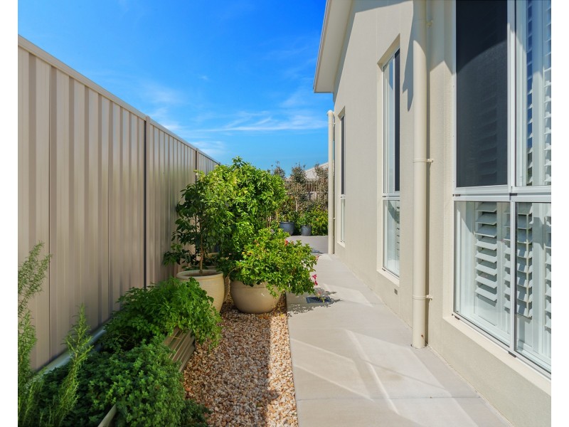 4 Aquamarine Lane, Lake Cathie NSW 2445