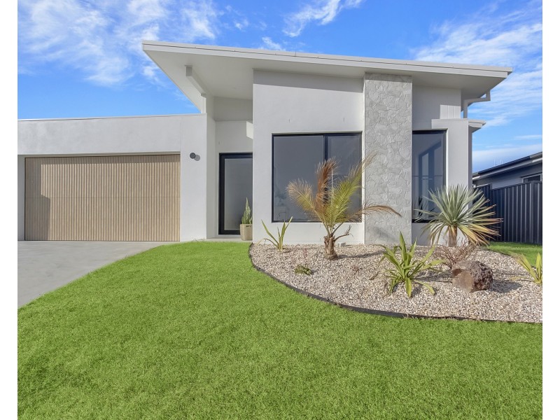 21 Tobago Parade, Lake Cathie NSW 2445