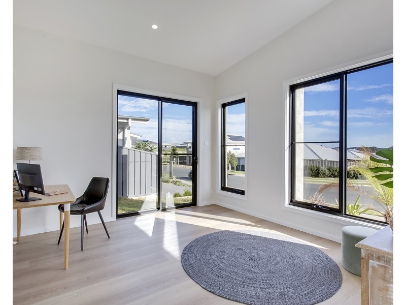 21 Tobago Parade, Lake Cathie NSW 2445