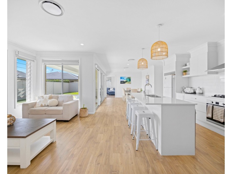6 Seahorse Rise, Lake Cathie NSW 2445